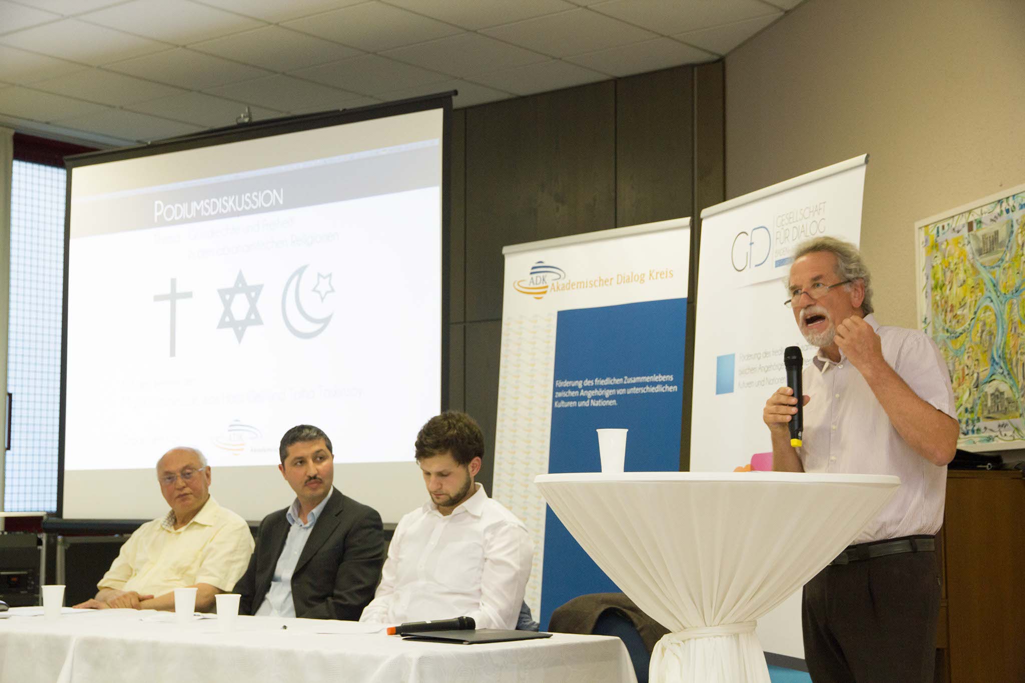 Publikum und Podium bei einer interreligiösen Diskussion